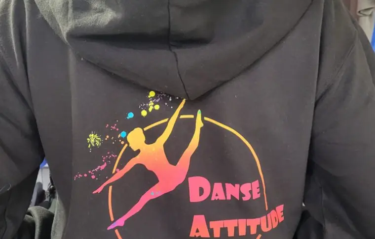 Sweat &agrave; capuche noir avec un logo en d&eacute;grad&eacute;