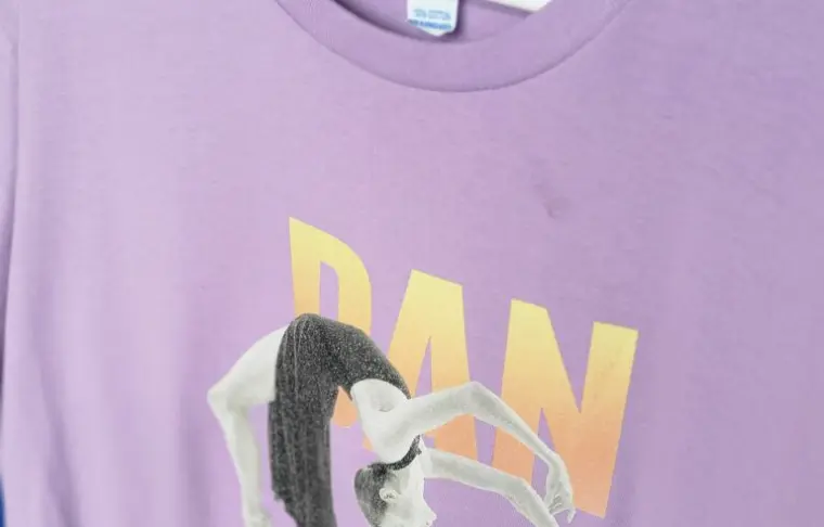 Tee-shirt lilas avec un visuel photo et typographie