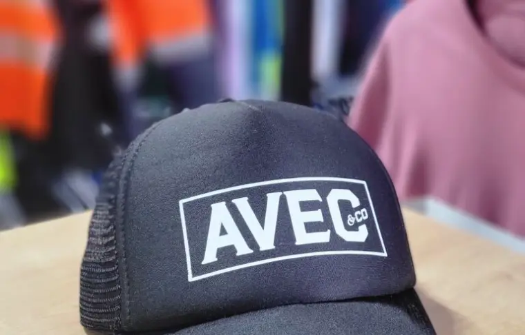 Casquette noire personnalis&eacute;e d'un logo blanc