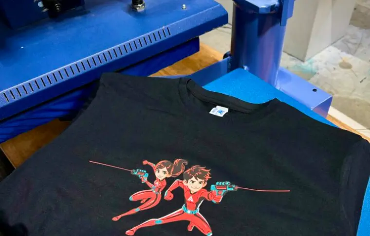 Tee-shirt noir avec un transfert DTF en couleurs