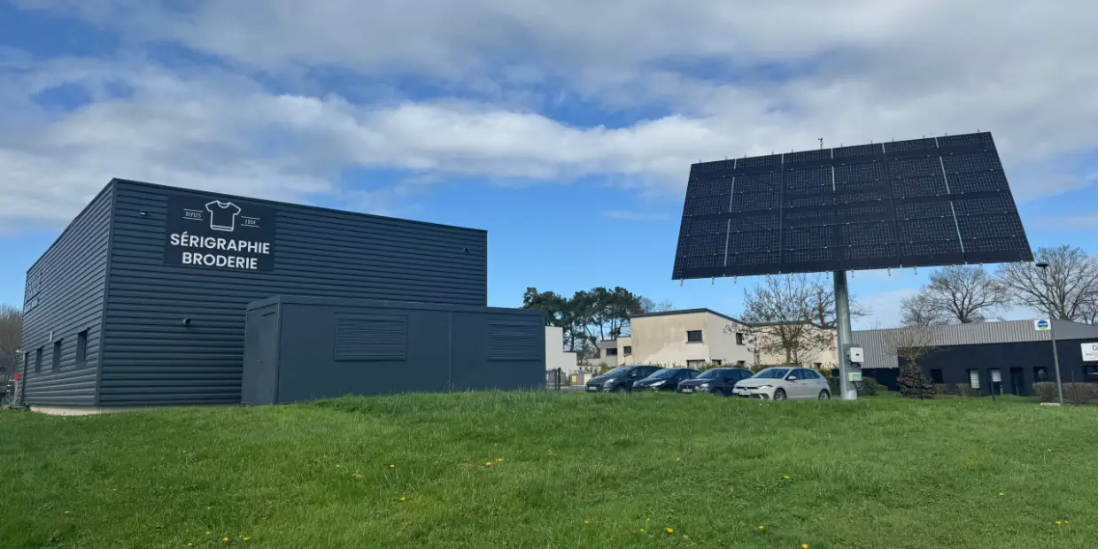Tracker solaire Okwind installé en 2024 devant l'atelier HOP Transferts à Châteaubourg